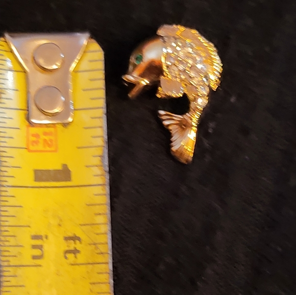 Tiny gold tone fish brooch with rhinstones - Picture 2 of 4